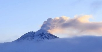Вулкан Безымянный на Камчатке выбросил столб пепла на 9 км