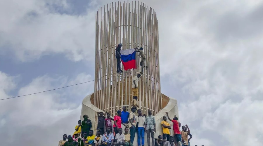 В столице Нигера подняли российские флаги